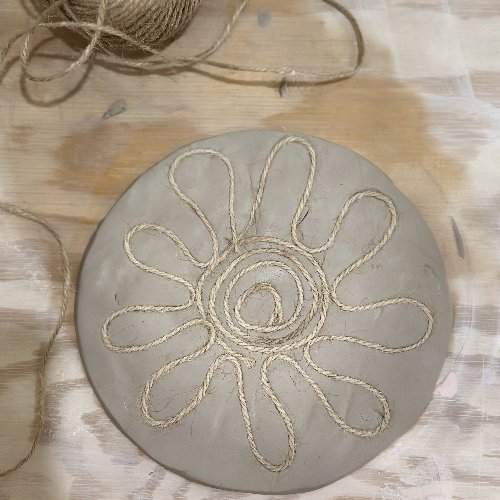 ورشة الرسم بالخيوط على طبق من الخزف 🧶