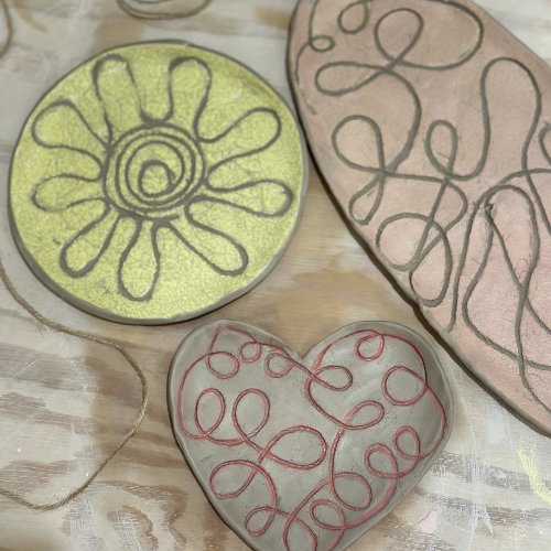 ورشة الرسم بالخيوط على طبق من الخزف 🧶