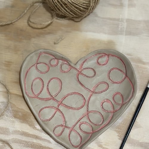 ورشة الرسم بالخيوط على طبق من الخزف 🧶