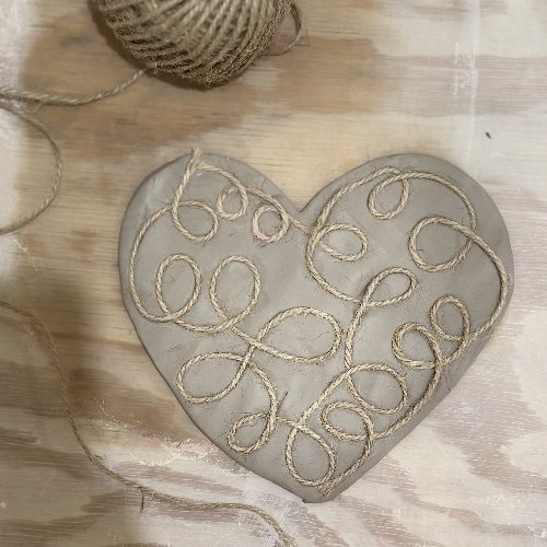 ورشة الرسم بالخيوط على طبق من الخزف 🧶