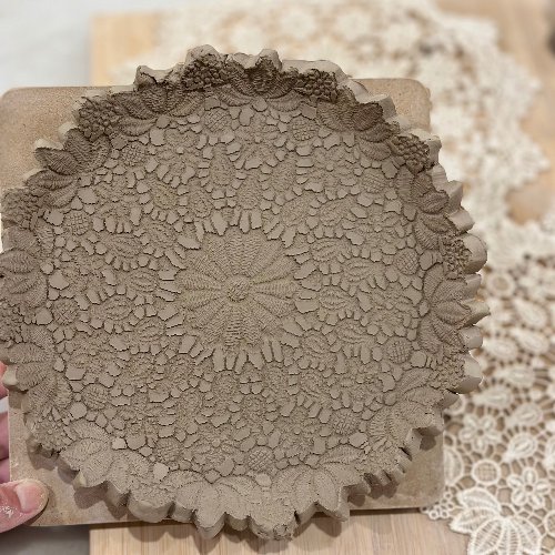 ورشة طباعة الورد و الدانتيل عالخزف (slab building) قطعتين